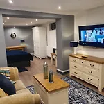 Luxury Prestwich Apartment With Own Entrance With One Double And One Single Bed