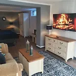 Luxury Prestwich Apartment With Own Entrance With One Double And One Single Bed