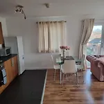 Impeccable 2-Bed Apartment In Salford