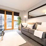2 Bedroom Apartment With Space For 6