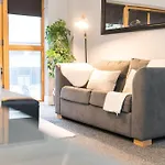 2 Bedroom Apartment With Space For 6