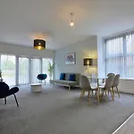 Spacious 2-Br Close To Salford Royal Hospital