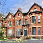Spacious 2-Br Close To Salford Royal Hospital