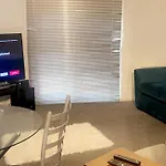 Luxury 1 Bed Apartment With Parking