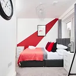 The Exquisite Manchester Abode - Parking