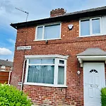 Beautiful And Homely 3 Bed House With Free Parking So Close To Man City And City Centre