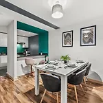 Large Central Manchester Apartment - Sleeps 8