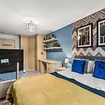 Large Central Manchester Apartment - Sleeps 8