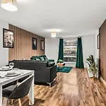 Large Central Manchester Apartment - Sleeps 8