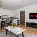 2 Bed - 5 Mins From Old Trafford