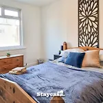 Spacious 6-Bed With Large Patio And Free Parking