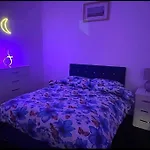 Modern 2-Bed Flat In Salford