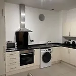 Modern 2-Bed Flat In Salford