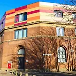 Modern 2-Bed Flat In Salford
