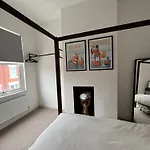 Altrincham Terrace - 2 Bedroom House - Free Parking - Sleeps 6 - Near Tram Stop