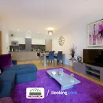Exclusive Deals On Modern 2 -Bed 2-Bath Central City 122 High Street Flat For Movers & Pros By Hedgerow