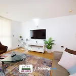 Last-Minute Specials On Chic 2-Bed, 2-Bath City Center Loft By Hedgerow Ltd