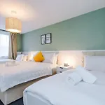 Elm Aparthotel , Collection Of Apartments Available Near Media City , Free Parking