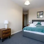 Contemporary 2 Bedroom Apartment Manchester