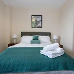 Contemporary 2 Bedroom Apartment Manchester