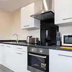 Contemporary 2 Bed Apartment Salford