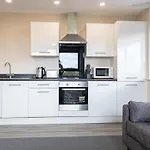 Contemporary 2 Bed Apartment Salford