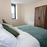 Contemporary 2 Bed Apartment Salford