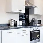 Contemporary 2 Bed Apartment Salford