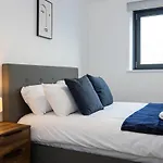 Modern 2 Bed Salford Apartment Stunning Views