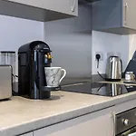 Modern 2 Bed Salford Apartment Stunning Views