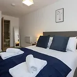 Modern 2 Bed Salford Apartment Stunning Views