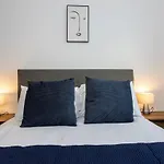 Modern 2 Bed Salford Apartment Stunning Views