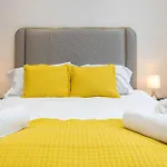 Superb 2Bd Apartment In China Town