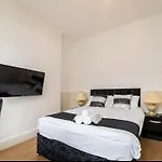3 Bedroom House With Modern Interior, Close To The Etihad Stadium