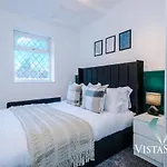 New Modern 4 Bed Property With Pool Table In Manchester By Vista Stays