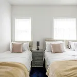 Big New House - 5Bdr Near City