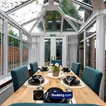Cosy 3-Bed House, Garden & Free Parking In Stretford