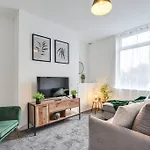 Stylish & Vibrant 2 Bedroom