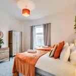 Stylish & Vibrant 2 Bedroom