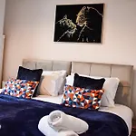 Stylish & Vibrant 2 Bedroom