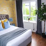 Stylish House For 9 With Patio