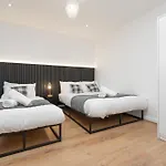 Sophisticated & Stylish Flat Near Manchester Airport - Sleeps 9