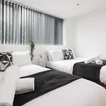 Sophisticated & Stylish Flat Near Manchester Airport - Sleeps 9