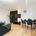 Sophisticated & Stylish Flat Near Manchester Airport - Sleeps 9