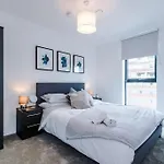 Sleeps 6, Stylish 2 Bedroom Apartment In Old Trafford, Balcony, Smart Tvs, Long Term Disc