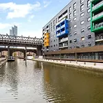 Spacious 2 Bed Apartment In Central Manchester