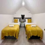 Modern 4 Bedroom House - 8 Beds - Contractors - Free Parking - Large Family Home