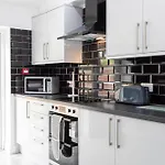 The Kent Luxury House Sleeps 14 Free Parking