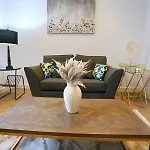 Flat 205 - Duplex Flat Perfect For Couples - Walk To City Pass The Keys