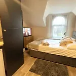 Deluxe Centrally Located Studio Apt In Manchester